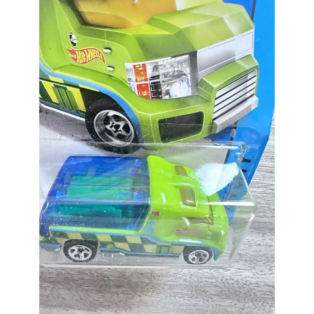 2014 Hot Wheels HW CITY Rapid Response 43/250 Green Car Hotwheels H46